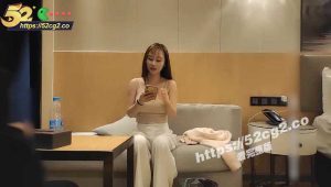 偷拍被发现居然还能被说服继续干，这妹子真是敬业 不得不说格局很大