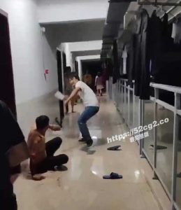 胆小勿看 某工厂宿舍一男子手持菜刀直接往对方脸上砍 太狠了