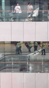 近日广东 东莞 松山湖中心医院 裸体男子大闹医院 这胆子可真大