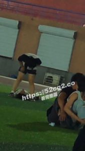 天造地设的痴男怨女 广州某大学操场上演活春宫 互摸互舔完全不顾旁人眼光 爹妈看到不得吐老血