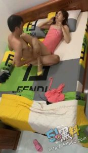 房东偷拍小情侣性生活 出租屋偷装摄像头拍摄 租房需谨慎啊！