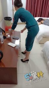 表妹的性感闺蜜～趁着表妹睡觉对她闺蜜撩骚挑拨， 大鸡吧强势怼入毫不怜香惜玉！