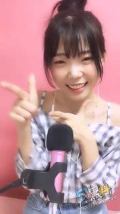 中韩混血清纯可爱小网红与男友性爱视频流出 靠着甜美外表和人设直播搔首弄姿