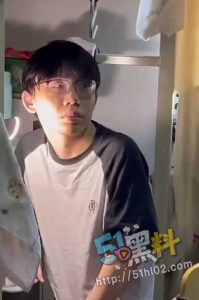 变态GAY偷同学白袜球衣打飞机 还尿在别人的椅子上 发推特露脸被逮住！