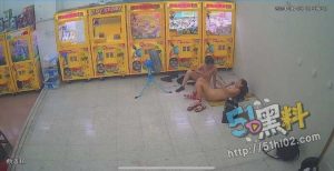 娃娃机旁造娃娃！台湾娃娃机店男女上演活春宮