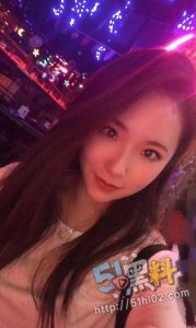 外表多端庄床上就有多淫荡！重庆人妻出轨 开档黑丝翘着屁股让情人后入