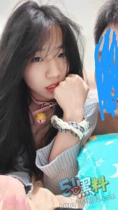 这又是谁的白月光？小母狗跪在地上爬行 乖乖舔鸡巴被射一脸