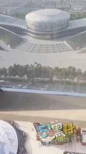 北京工业大学体育馆休息区 光天化日上演吃鸡大戏 胆挺肥啊！