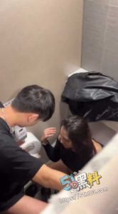 公共厕所刺激一刻～情侣公厕上演激情大战 口交后入玩的不亦乐乎！