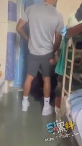 英国女狱警监狱遭刑犯操 警务编号暴露身份 还戴着婚戒 外网疯传！