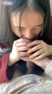 回忆青葱岁月~小情侣学校走廊过道激情打炮 现在年轻人都玩这么刺激？