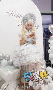 洛丽塔少女的一天 身穿制服骑乘大屌 娇嫩酮体被操的直喊爸爸！