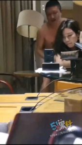 美女主播与榜一的故事 直播间当着粉丝的面就操起来了！