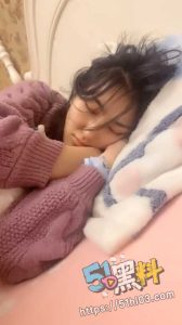 与好兄弟一起享受女友 睡梦中的女友被强行3P 轮流交替插得白浆四溢