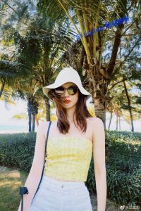 江疏影3r视频，绿色吊带 黑色短袖 白色jk，快喊我哥！