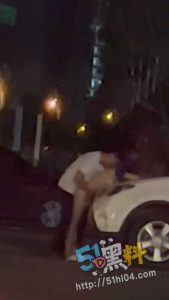 西昌邛海十七度火了！一男一女明目张胆在马路旁趴引擎盖上做爱