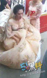 婚礼有哪些恶俗！巨乳新娘被婚闹 淫乱场面遭露点走光