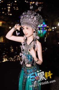 云南少数民族嫩妹 被调教为淫荡玩物 穿着民族服饰跪地口爆