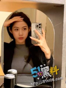 男友费力调教却成全了别人！射精时恨不得舔上来接 此等骚货谁不想调教呢？