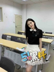 喜欢玩刺激的女老师 江语颖私底下是母狗属性 各种口爆撒尿SM露出