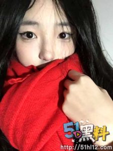 温婉眼镜小姐姐充满诱惑 黑丝袜紧身包臀裙 满足的小表情一绝！