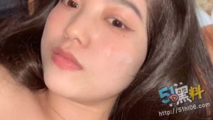 艺校生出租屋黑丝勾引男友 最后还让颜射 真的是又纯又欲啊！