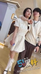 商场抄底偷拍！扶手电梯猥琐男伸进去 透明内裤露毛一片黑森林