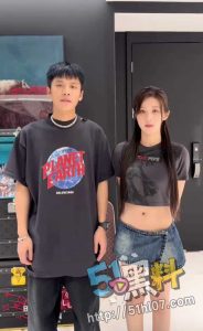 三只羊乔妹视频第9秒原声 喇叭反光沙发上的一幕 场面太炸裂了！