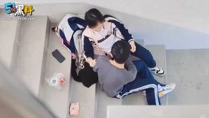 山东高中生陈芮琴与男友在学校楼道激情摸逼  被同学偷拍视频疯传校园