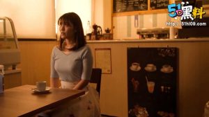 深夜撸片福利～丈夫不能满足 却堕落于兼职咖啡店巨根店长的人妻