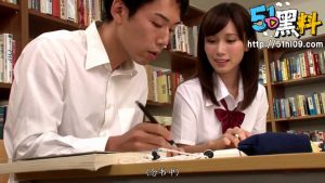 大学生福利～在图书馆里给心仪的女生悄悄的下了媚药 好刺激啊！