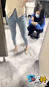 公厕双飞姐妹花～大神约炮超重口 公厕双飞着实太刺激！