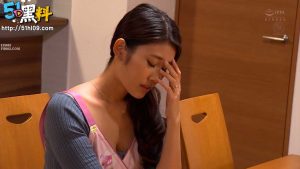 周末撸片推荐～新婚妻子穿著黑丝在办公室内被内射！