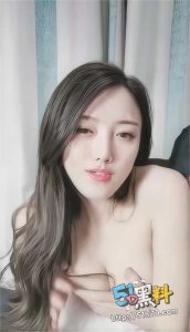 高颜值反差尤物 吃鸡骑马样样精 小蛮腰翘臀很是诱人～