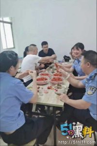 派出所淫魔！禽兽民警发布大量和女警性爱私拍 上班期间在警局偷拍女警打飞机！
