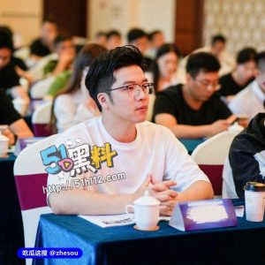 新婚夫妇许张胤&吴梦雪在家还没拉窗帘就开始激情  大批吃瓜群众亲眼目睹！