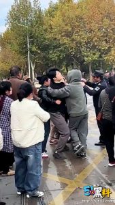 19岁男孩为了39岁女人六亲不认？ 女妖精被男孩家长堵到学校门口场面极其炸裂