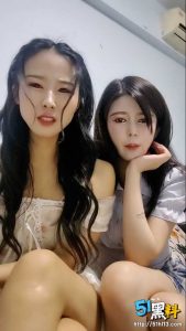 武汉双飞姐妹花 大乱斗做爱场面刺激 吸奶足交尽显淫荡！