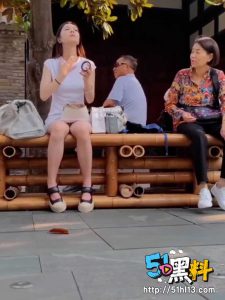 长沙万达广场抄底哥偷拍白裙美女 白皙美腿摆动露出茂密阴毛 宛如视觉盛宴