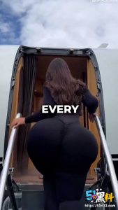 美国女网红Gracie Bon买头等舱嫌椅子太窄：容不下她这么大的臀部