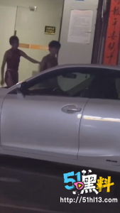 广东清远热瓜  红衣女子大街上强吻赤身小伙被小伙暴力一把推到