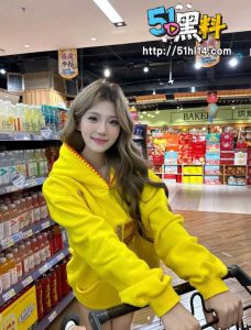 河南郑州黄絮如 与缺爱骚女友网恋裸聊 白虎蜜桃臀真是人间尤物啊~