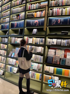 高顔值女神姜瑜 人前女神私下贱狗 被富二代男友调教 跪舔男友屁眼