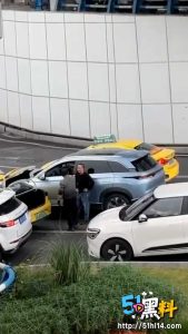 重庆街头上演“古惑仔?”出租车司机当街殴打另一名车主拳拳到肉 ！这是遇到贵人了啊~