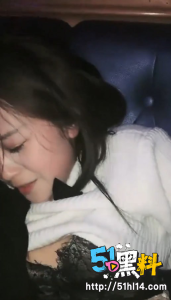 丰乳肥臀御姐KTV被金主疯狂抽插 边唱歌边被操 原来还可以这样玩？