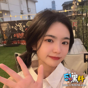 青岛科技大学校花张思研大尺度视频流出  清纯颜值加上粉嫩骚穴 这谁看谁不迷糊啊！