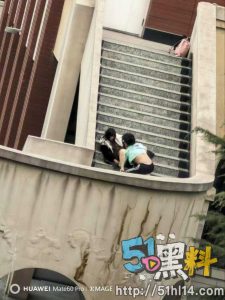 兰州交通大学赤壁之战！情侣楼梯上张腿沉浸式口爱 楼梯现在被取名为“情人坡”