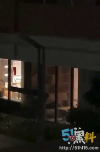 福建平潭职业技术学院 情侣隔着单向玻璃做爱 引的学生围观真刺激啊！