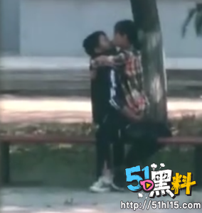 山东财大学生宿舍大院长凳上激情性爱 被在宿舍的同学围观 拍下视频网上疯传！