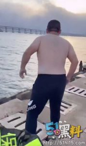 大连星河湾女子不慎被大浪卷进海里 危急关头两大哥跳下营救！